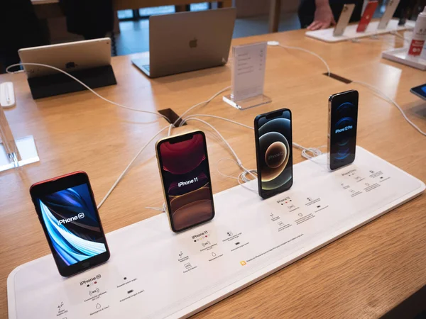 New iPhone 12 and iPhone 12 Pro on display during launch day next to SE and 11 — Stock Photo, Image