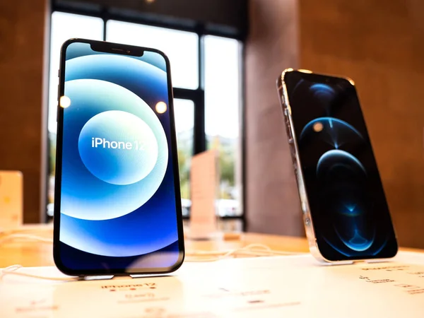 New iPhone 12 and iPhone 12 Pro on display during launch day — Stock Photo, Image