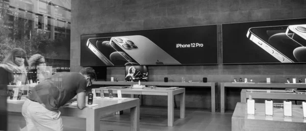 Nuevo iPhone 12 y iPhone 12 Pro en pantalla durante el día de lanzamiento — Foto de Stock