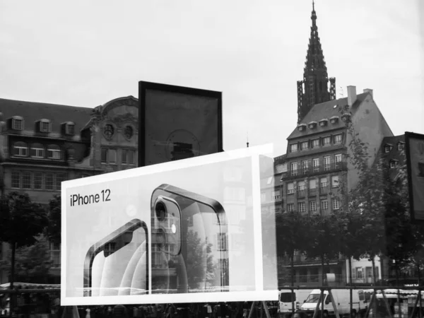 Ny iPhone 12 visas under lanseringen dag reflektion med stad bakgrund — Stockfoto