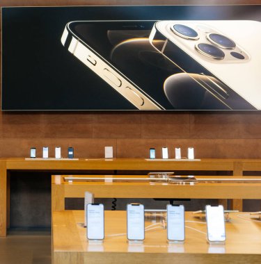 Fırlatma gününde yeni iPhone 12 ve iPhone 12 Pro gösterimde