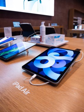 Fırlatma gününde yeni iPhone 12 ve iPhone 12 Pro gösterimde