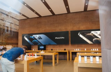 Fırlatma gününde yeni iPhone 12 ve iPhone 12 Pro gösterimde