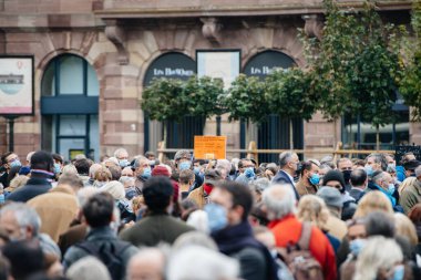İnsanlar Kleber 'ı tarih öğretmeni Samuel Paty' e saygılarını sunmak için yerleştirdi