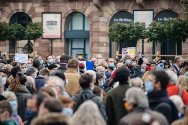 İnsanlar Kleber 'ı tarih öğretmeni Samuel Paty' e saygılarını sunmak için yerleştirdi