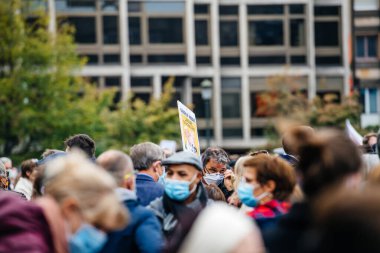 İnsanlar Kleber 'ı tarih öğretmeni Samuel Paty' e saygılarını sunmak için yerleştirdi