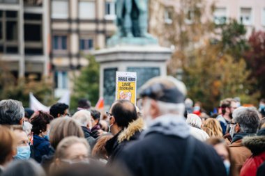 İnsanlar Kleber 'ı tarih öğretmeni Samuel Paty' e saygılarını sunmak için yerleştirdi