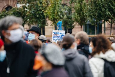 İnsanlar Kleber 'ı tarih öğretmeni Samuel Paty' e saygılarını sunmak için yerleştirdi