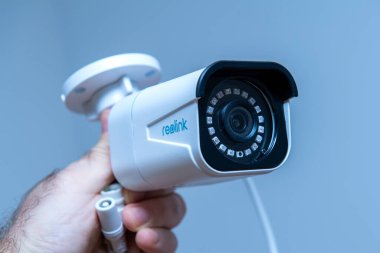 POV erkek eli RLC-810A kamera ve AI ile şahıs araç tespiti