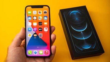 Yeni iPhone 12 Pro Pro 5G Max ve Apple Bilgisayarları tarafından üç kameralı