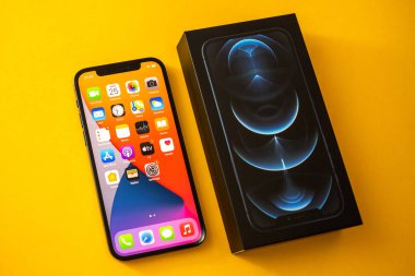 Yeni iPhone 12 Pro Pro 5G Max ve Apple Bilgisayarları tarafından üç kameralı
