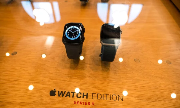 Νέα Apple Watch Series 6 στην οθόνη κατά τη διάρκεια της ημέρας εκτόξευσης — Φωτογραφία Αρχείου