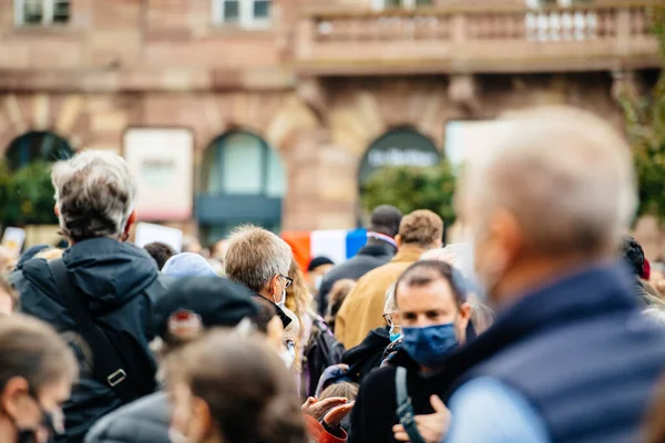 Mensen Plaats Kleber om hulde te brengen aan de geschiedenis leraar Samuel Paty — Stockfoto