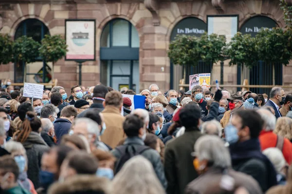 İnsanlar Kleber 'ı tarih öğretmeni Samuel Paty' e saygılarını sunmak için yerleştirdi