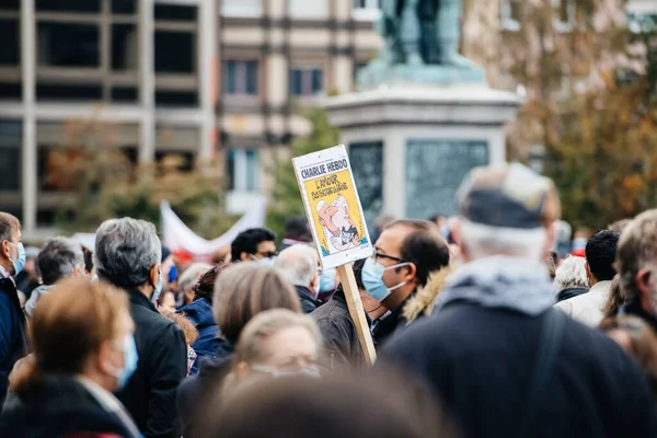 Οι άνθρωποι Place Kleber να αποτίσουν φόρο τιμής στο δάσκαλο ιστορίας Samuel Paty — Φωτογραφία Αρχείου