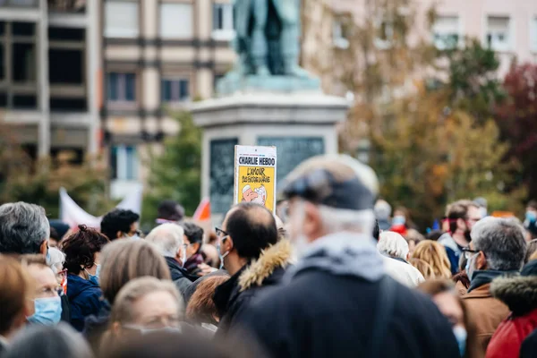 İnsanlar Kleber 'ı tarih öğretmeni Samuel Paty' e saygılarını sunmak için yerleştirdi