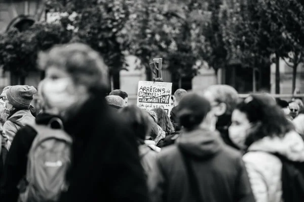 Люди кладуть Клебера на пам "ять вчителеві історії Семюелю Петі. — стокове фото