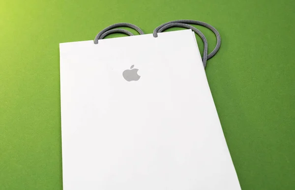 Apple Computers logotype op de papieren recyclagezak — Stockfoto