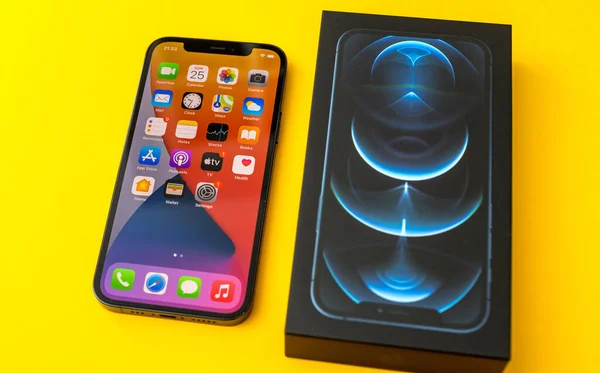 Yeni iPhone 12 Pro Pro 5G Max ve Apple Bilgisayarları tarafından üç kameralı — Stok fotoğraf