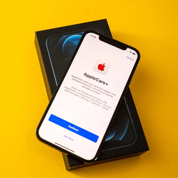 Nouvel iPhone 12 Pro Pro 5G Max avec triple caméra par Apple Computers — Photo