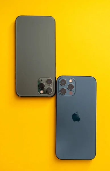 Nowy iPhone 12 Pro 5G Max z potrójną kamerą firmy Apple Computers — Zdjęcie stockowe