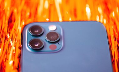 Yeni iPhone 12 Pro Pro 5G Max ve Apple Bilgisayarları tarafından üç kameralı