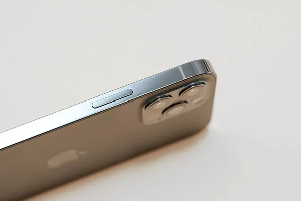 新型iPhone 12 Pro Pro 5G Max，苹果电脑配备了三台摄像头 — 图库照片