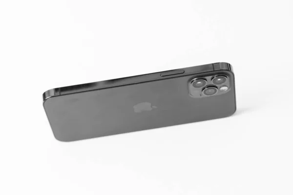 Nowy iPhone 12 Pro 5G Max z potrójną kamerą firmy Apple Computers — Zdjęcie stockowe