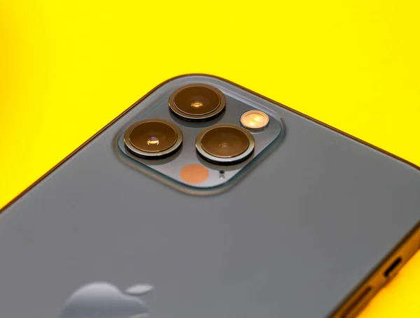 Nuevo iPhone 12 Pro 5G Max con cámara triple de Apple Computers — Foto de Stock