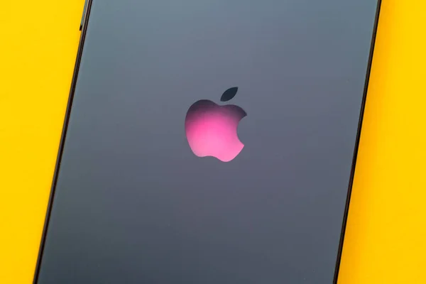 Nowy iPhone 12 Pro 5G Max z potrójną kamerą firmy Apple Computers — Zdjęcie stockowe