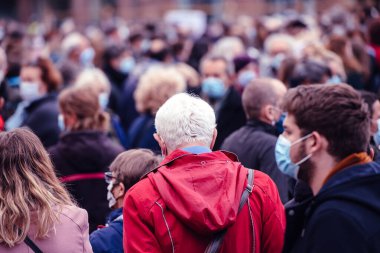 İnsanlar Kleber 'ı tarih öğretmeni Samuel Paty' e saygılarını sunmak için yerleştirdi