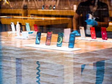 Fırlatma gününde yeni iPhone 12 ve iPhone 12 Pro gösterimde