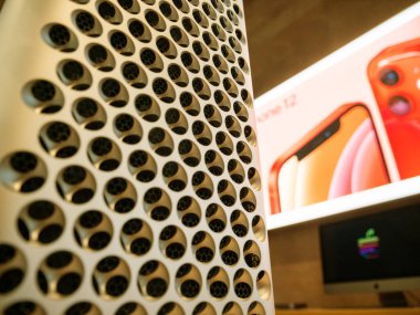 Fırlatma gününde yeni iPhone 12 ve iPhone 12 Pro gösterimde