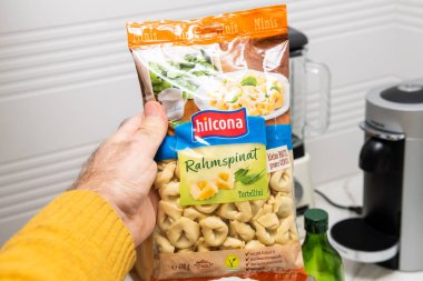 Alman HIlcona - vejetaryen mutfak arka planı tortellini