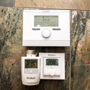 Vaillant IoT aygıtının yeşil doğal arka planında genel görünüm