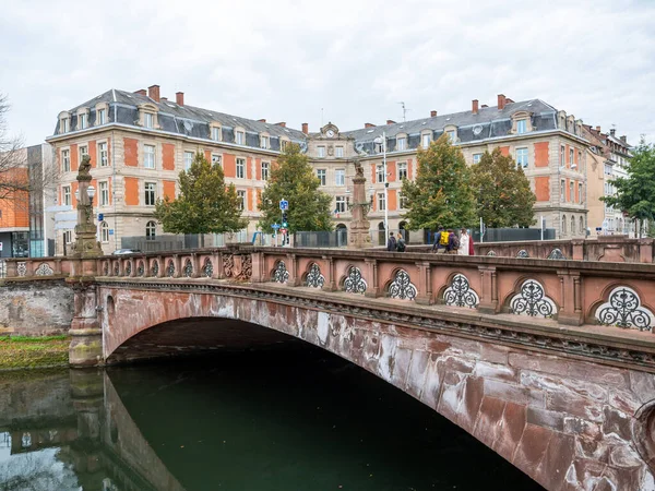 Puente de la Fonderie con escuela primaria — Foto de Stock