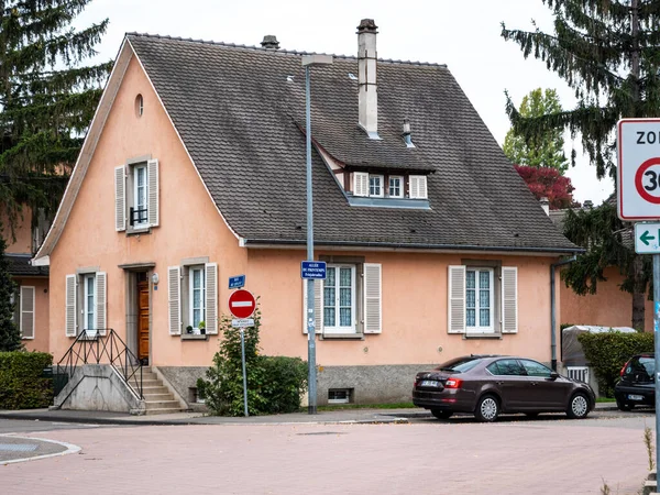 Casa na Allee du Printemps e Skoda Octavia — Fotografia de Stock