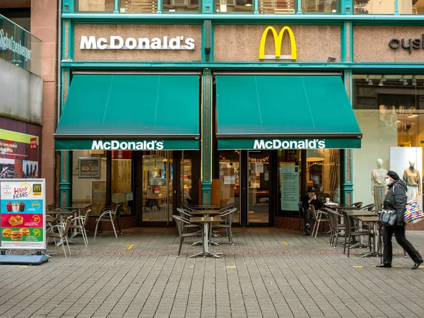 Covid-19 lockdown i centrala Strasbourg med McDonalds café i bakgrunden — Stockfoto