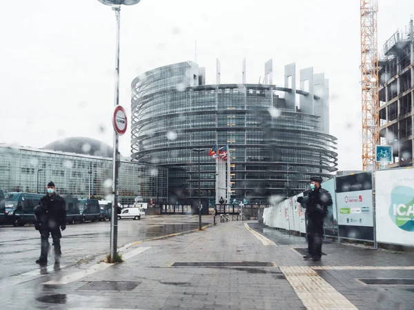 Поліцейські сили захищають зону навколо Європейського парламенту під час протестів. — стокове фото