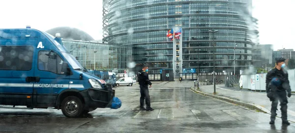 Fuerzas policiales aseguran zona alrededor del Parlamento Europeo durante el día de lluvia de protesta —  Fotos de Stock