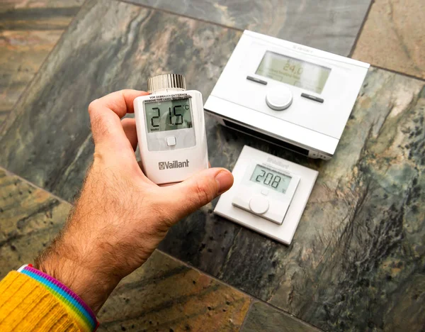 Homem mostrando dispositivos de dispositivo IoT Vaillant VRC 700f termostatos compensadores de tempo — Fotografia de Stock