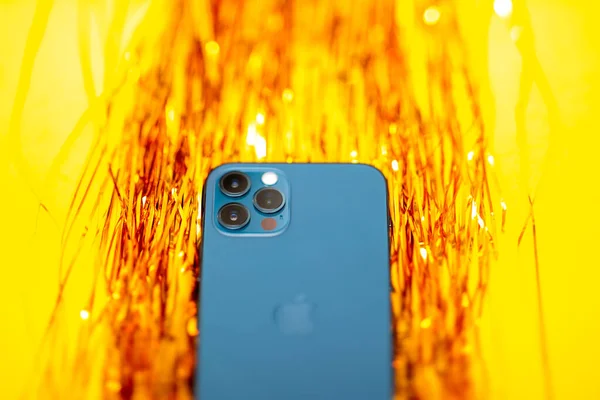 새로운 아이폰 12 프로 프로 5G 맥스 - 애플 컴퓨터의 트리플 카메라 — 스톡 사진