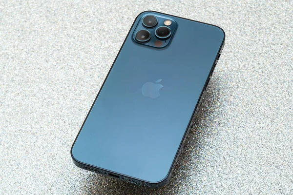 Nouvel iPhone 12 Pro Pro 5G Max avec triple caméra par Apple Computers — Photo