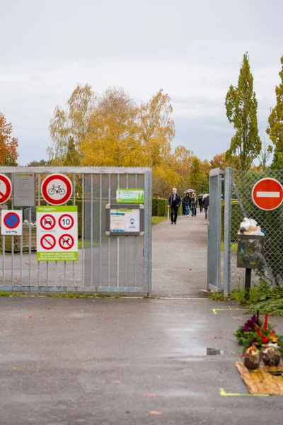 Friedhof in Frankreich an Allerheiligen während der zweiten Welle des Coronavirus — Stockfoto