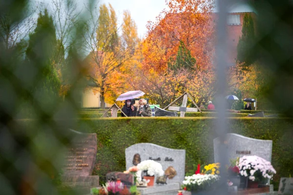 Kirkegård i Frankrig på All Saints Day under den anden bølge af Coronavirus - Stock-foto