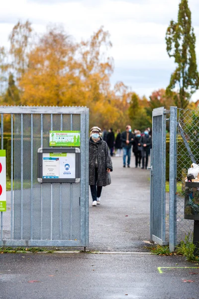 Kyrkogård i Frankrike på Alla helgons dag under den andra vågen av Coronavirus — Stockfoto