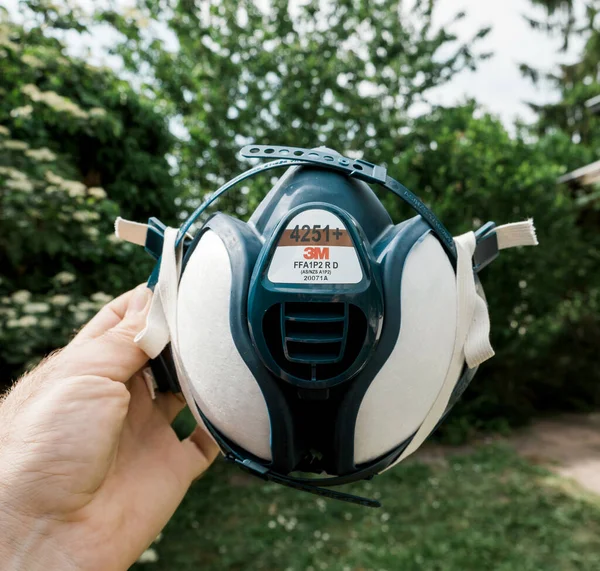 New 3m 4251 plus respiratory mask against a green background — Stock Photo, Image