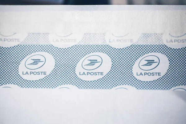 Logotipo del operador nacional postal francés La Poste en la parte posterior del sobre — Foto de Stock