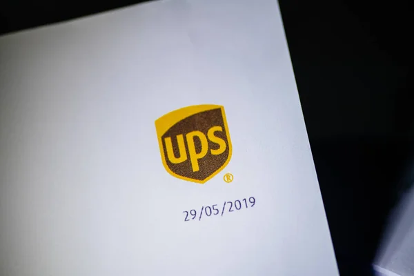 UPS Birleşik Paket Servis logosu beyaz kağıda yazdırıldı — Stok fotoğraf