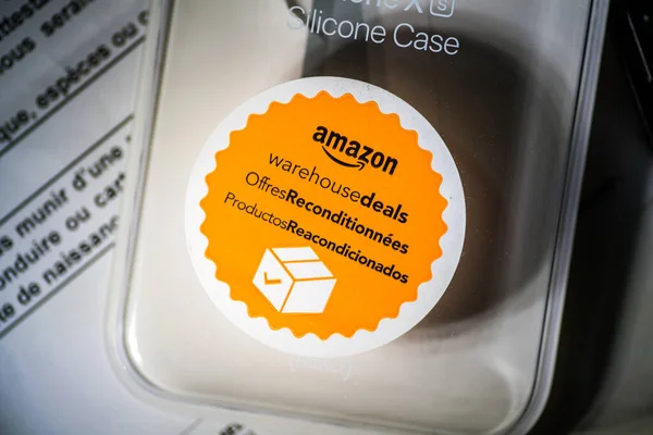 Amazon Warehouse Deals pomarańczowa naklejka na opakowaniu używanych pre-owned — Zdjęcie stockowe